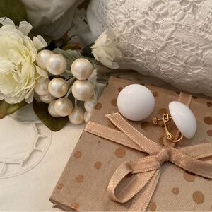 VINTAGE RARE NAPIER WHITE AND GOLD SCREW-BACK CLIP EARRING, EXCELLENT CONDITION